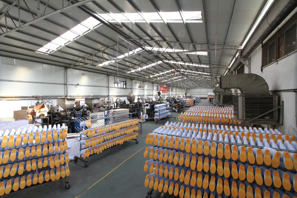Factory production follow-up for PVC safety boots